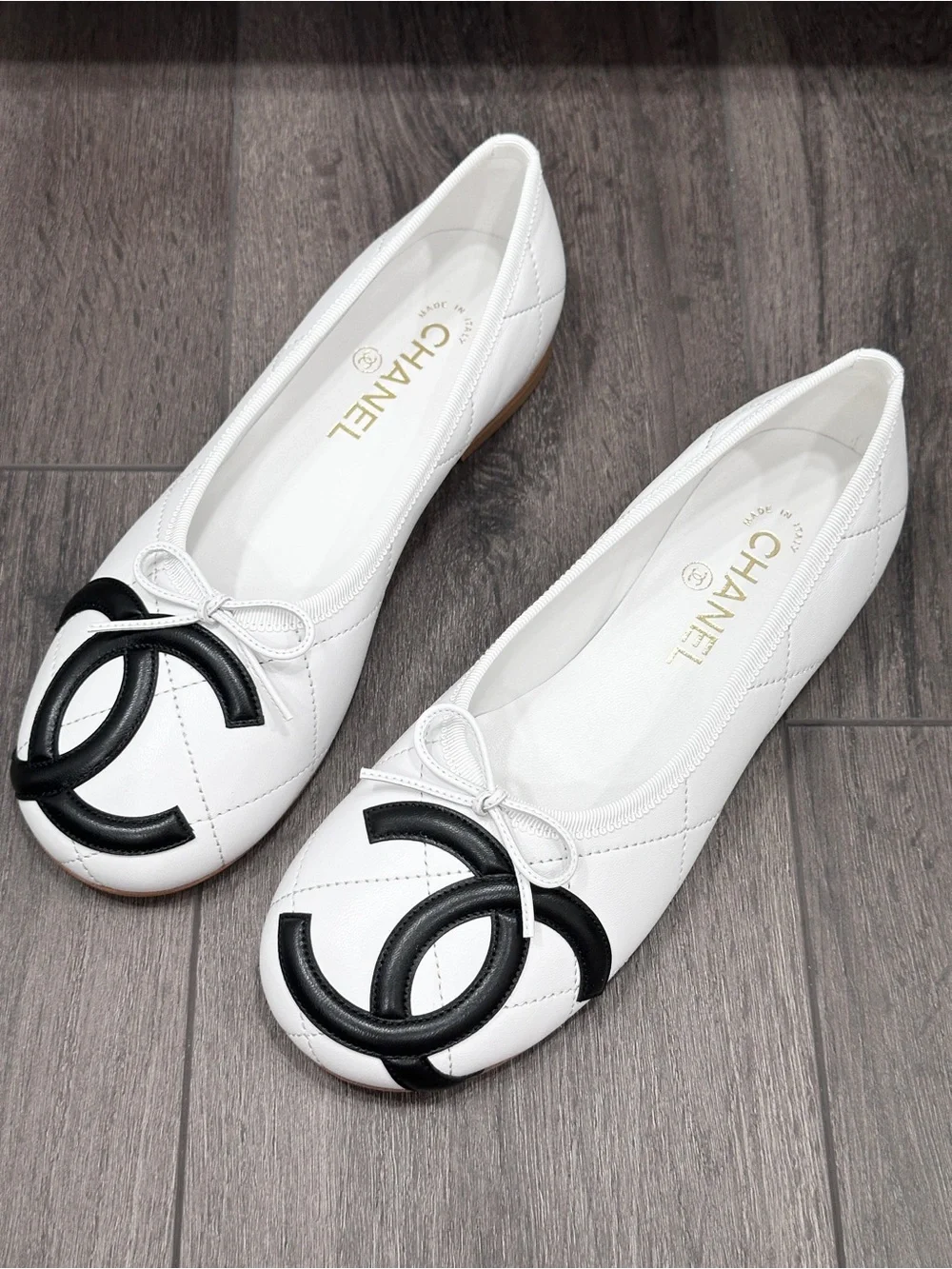 NEW CHANEL CAMBON WHITE QUILTED LEATHER FLATS WITH LARGE BLACK CC LOGO size 38.5 - Picture 14 of 16